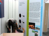Bild: Besucher der Wanderausstellung